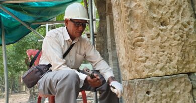 លោក អិក អៀម អ្នកជួសជុលអង្គរ ដែលបន្តគ្នាបីជំនាន់មកហើយ-Three generations – Ek Eam’s family for restoration work in the Angkor site-23 June 2022