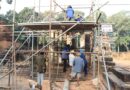 ក្រុមអ្នកបច្ចេកទេសអាជ្ញាធរជាតិអប្សរា កំពុងធ្វើការជួសជុលស៊ុមបង្អួច និងស៊ុមទ្វារទី២ប្រាសាទព្រះគោ ដែលរងការបាក់ដួលរលំ – APSARA National Authority restoring the window frame and the door frame of Preah Ko temple’s second gate- 2 February 2023