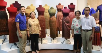 ប្រជាពលរដ្ឋមកពីស្រុកព្រៃកប្បាស ខេត្តតាកែវ សប្បាយរីករាយ ក្រោយបានឃើញសារមន្ទីរតាំងបង្ហាញផលិតផលជាស្នាដៃរបស់គាត់បានបរិច្ចាគមក-The residents are happy to see the showcase of their donated traditional textiles in the museum- 22 April 2024