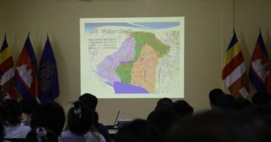 អាជ្ញាធរជាតិអប្សរាធ្វើបទបង្ហាញស្តីពី ការគ្រប់គ្រងប្រព័ន្ធធារាសាស្ត្របុរាណក្នុងតំបន់អង្គរ ដល់និស្សិតកម្ពុជា និងនិស្សិតសិង្ហបុរី ចំនួន៤១នាក់- APSARA National Authority gives a presentation on the management of ancient hydraulic system in the Angkor area to 41 Cambodian and Singaporean students-16 May 2024
