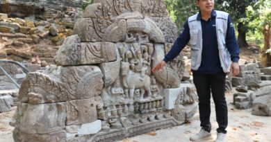 អ្នកជំនាញជួសជុលនៅប្រាសាទជម ខិតខំស្វែងរកប្រភពដើមថ្ម ដែលជ្រុះធ្លាក់រាយប៉ាយមកជួសជុលឡើងវិញ- The experts at Prasat Chorm are trying to find the cause of the fallen stones and repair it-17 May 2024