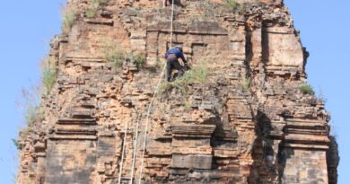 អ្នកជំនាញពិសេសខាងសម្អាតរុក្ខជាតិនៅតាមប្រាសាទ-Specialist in Vegetation Removal at Temples  ​-​ 23 January 2025