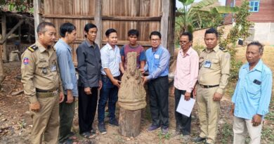 ពលរដ្ឋនៅស្រុកស្វាយលើ ប្រគល់ចម្លាក់កញ្ចាំងធ្វើពីថ្មភក់ចំនួន១ ជូនអាជ្ញាធរជាតិអប្សរា-Svay Leu District Resident Hands Over Sandstone Sculpture to APSARA National Authority -​ 27 February 2025