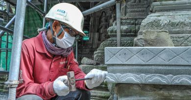 ជាង​ចម្លាក់​ថ្ម ​នៅ​តាម​ប្រាសាទ​បុរាណដែល​ជា​អ្នក​ស្រុក​អង្គរ​  -Stone Carver at Ancient Temples: Mr. Tek Tot, Angkor Resident-​ 02 September 2025