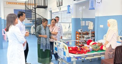 លោកជំទាវបណ្ឌិតសភាចារ្យ ភឿង សកុណា រដ្ឋមន្រ្តីក្រសួងវប្បធម៌ និងវិចិត្រសិល្បៈ និងជាប្រធានក្រុមប្រឹក្សាភិបាលនៃអាជ្ញាធរជាតិអប្សរា ចុះសួរសុខទុក្ខគ្រួសារវីរៈកងទ័ពជួរមុខ ដែលមានកូនសម្រាកព្យាបាលបេះដូងចំហរ នៅមន្ទីរពេទ្យគន្ធបុប្ផា ខេត្តសៀមរាប H.E. Dr. Phoeurng Sackona, Minister of Culture and Fine Arts and President of the Board of the APSARA National Authority, Visits Families of Frontline Soldiers’ Children Undergoing Heart Surgery at Kantha Bopha Hospital, Siem Reap -​  28 December 2025